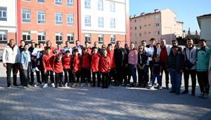 Katar’da mahsur kalan Türk sporcular, 26 saatlik yolculuğun ardından Kuşadası'na geldi