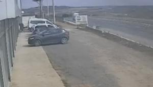 İstanbul- Çatalca'da kamyonun refüje çarptığı kaza kamerada