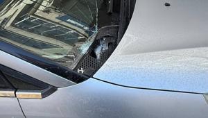 İstanbul- Güngören'de binadan düşen beton parçaları otomobillere zarar verdi