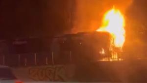 İstanbul - Beşiktaş'ta metrobüsün motor kısmı alev alev yandı; 60 yolcu tahliye edildi