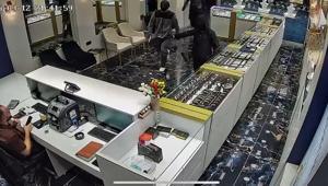 Kuyumcu, soygunu çay kazanını fırlatarak önlemeye çalıştı