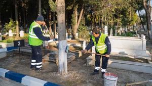 İzmir'de mezarlıklar Ramazan Bayramı'na hazırlanıyor