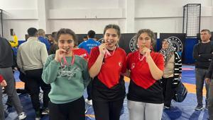 Kadınlardan güreşte 3 madalya 