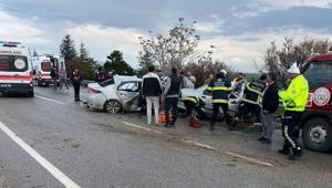 Eskişehir’de otomobil karşı şeride geçip başka otomobile çarptı; 4 ölü, 2 yaralı
