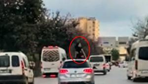 Seyir halindeki aracın üzerinde dans etti