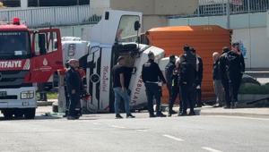 Beylikdüzü'nde TIR devrildi; şoför yaralandı
