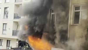 Gaziosmanpaşa’da hurdacıda çıkan yangında mahsur kalanlar duvarı delip dışarı çıktı 