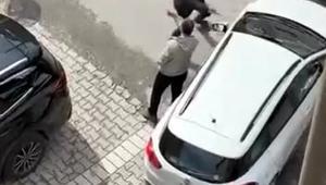Avcılar'da ters yön kavgası; araya girenlere sinirlenen sürücü mahallelinin üzerine yürüdü 