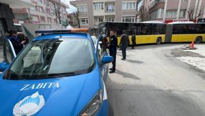  Avcılar'da hatalı park edip trafiği kilitledi; sürücüler tepki gösterdi 