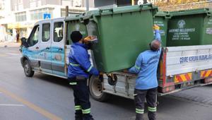 Mersin’in kent merkezinde çöp konteynerleri yenileniyor