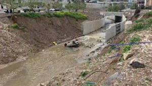 Park halindeki otomobilin hareket edip dereye düştüğü anlar kamerada