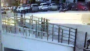 Motosiklet hafif ticari araca çarptı; o anlar kamerada