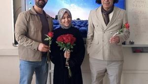Öğrencilerden deprem bölgesinde görev yapan öğretmenlerine sürpriz