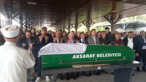 Yemek yaparken elbisesi tutuşup ölen kadın, toprağa verildi 