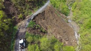 Ordu'da yaşanan heyelan nedeniyle yollarda çökme oluştu