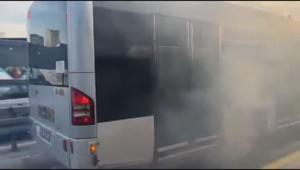 Kağıthane'de metrobüsün motor kısmında çıkan yangın söndürüldü