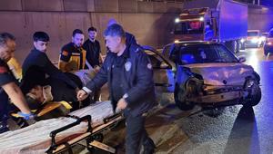 Bursa'da bariyerlere çarpan otomobilin sürücüsü yaralandı