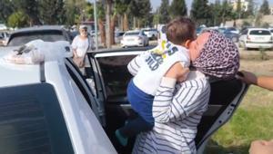 Kapıları kilitlenen otomobilde mahsur kalan Cihan bebeği itfaiye kurtardı