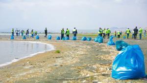 Van Gölü sahilinden 12 ton çöp toplandı