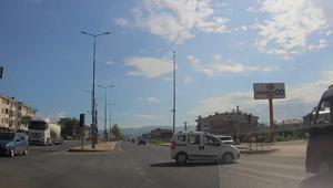 Hafif ticari araç ile özel halk otobüsü çarpıştı; kaza kamerada
