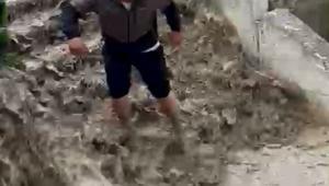 Sel sularına kapılan kediyi boğulmaktan kurtardı