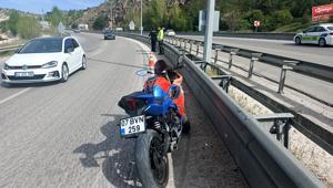 Motosikleti devrilince yaralandı