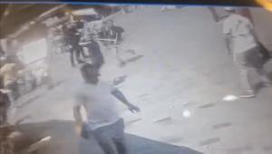 Taksim’de kazmayla esnafa saldırdılar; tekme tokat dayak yediler 
