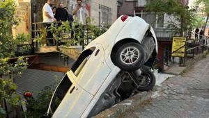 Beyoğlu'nda alkollü sürücünün kullandığı otomobil binanın merdiven boşluğuna düştü