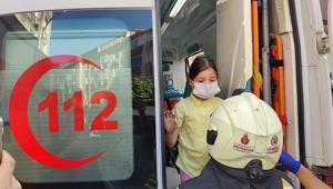 Gaziosmanpaşa'da yangında kurtarıldı; merak ettiği kardeşleriyle ambulansta buluşturuldu