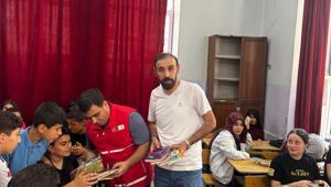 Diyarbakır'da öğrencilere kitap ve çocuk kiti hediye edildi