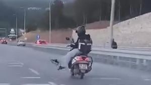 Ümraniye'de seyir halindeki motokuryenin tehlikeli yolculuğu kamerada