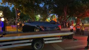 Bakırköy'de kırmızı ışıkta duran araca çarpan otomobil devrildi: 2 yaralı