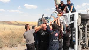 Cizre’de kontrolden çıkarak devrilen TIR’ın şoförü yaralandı