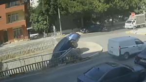 Pendik'te otomobil dereye düştü; kaza kamerada