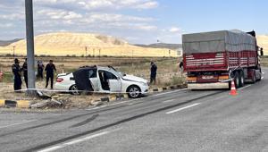 Çankırı'da kamyon ile otomobil çarpıştı: 3 ölü