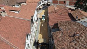 Tokat’ta esnaf ve vatandaş istedi, tarihi sokağa asfalt yapıldı