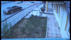 El freni çekilmeyen otomobili belediye çalışanları durdurdu
