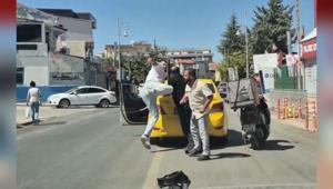 Taksi şoförü ile motokuryenin trafikte tekmeli yumruklu kavgası kamerada