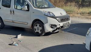 Hafif ticari araçla çarpışan motosikletin sürücüsü öldü