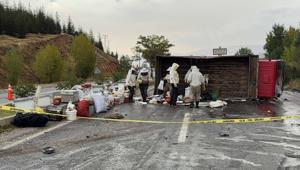 Bal ve arı kovanı yüklü kamyonet devrildi; 3 yaralı 