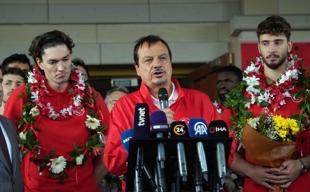 Emotional homecoming for Türkiyes silver medalists after narrow EuroBasket defeat