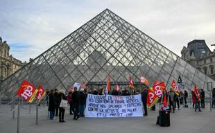 Louvre workers launch rolling strike