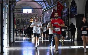 Runners race through Istanbul’s Grand Bazaar on year’s longest night