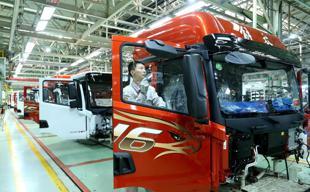 Chinas factory activity edges up, snapping 8-month slide