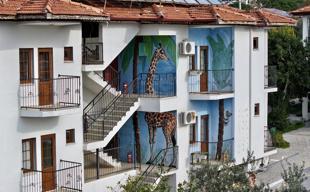 Graffiti artist adds color to resort town