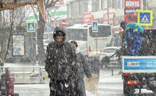 Heavy snow cripples Istanbul as freezing front sweeps through nation