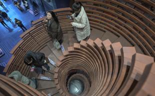 Chinas spellbinding bookstores draw selfie snappers