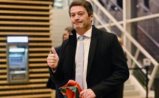 Portugal far-right hopeful enters vote as favorite