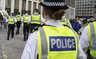 UK govt vows to cut knife crime within 10 years