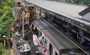 Train collision kills 14, injures dozens near Jakarta